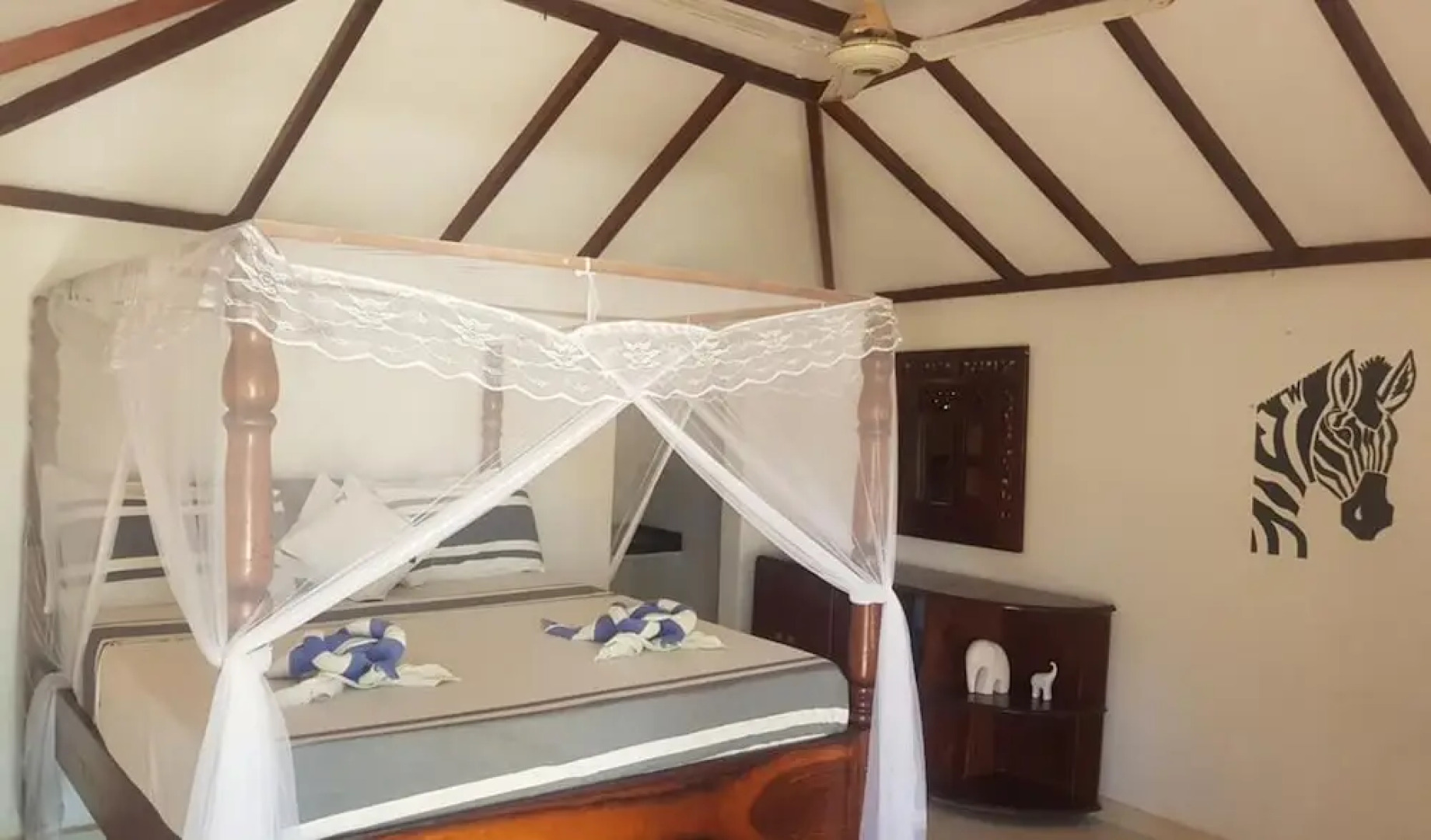 Room in Guest Room - Romantic Room With Access to Beach Ideal for 2 Guests, in Kigomani, Zanzibar