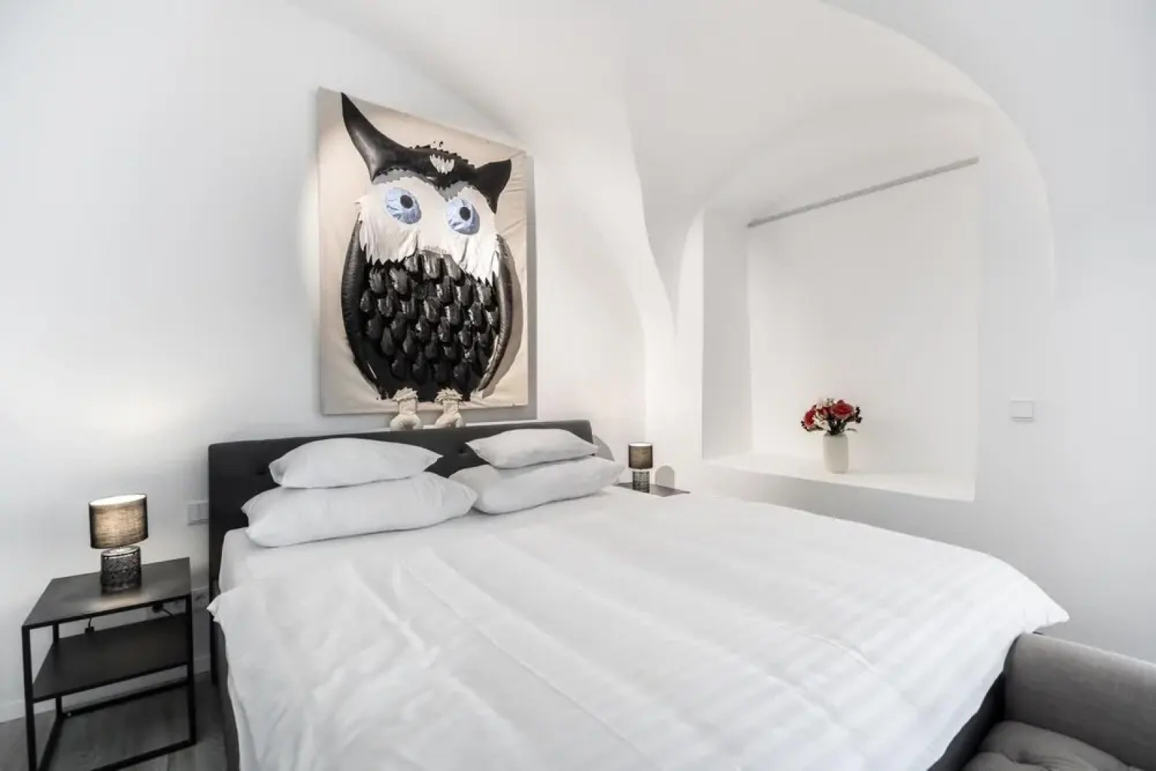 Suiten Apartment Art Collection With Kind Bed Air Conditioning and two Separate Bedrooms