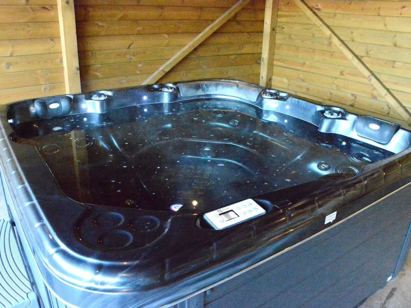 Lovely Holiday Home in Bastogne with Hot Tub