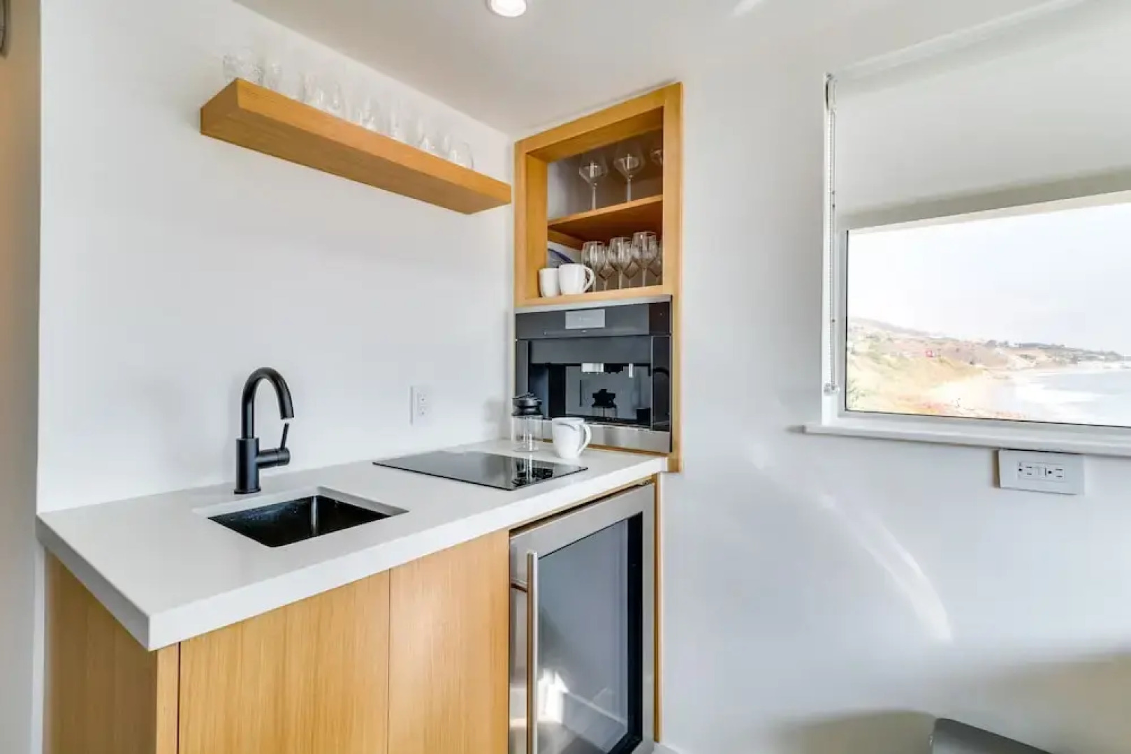 Beachfront Malibu Apartment w/ Ocean-view Balcony