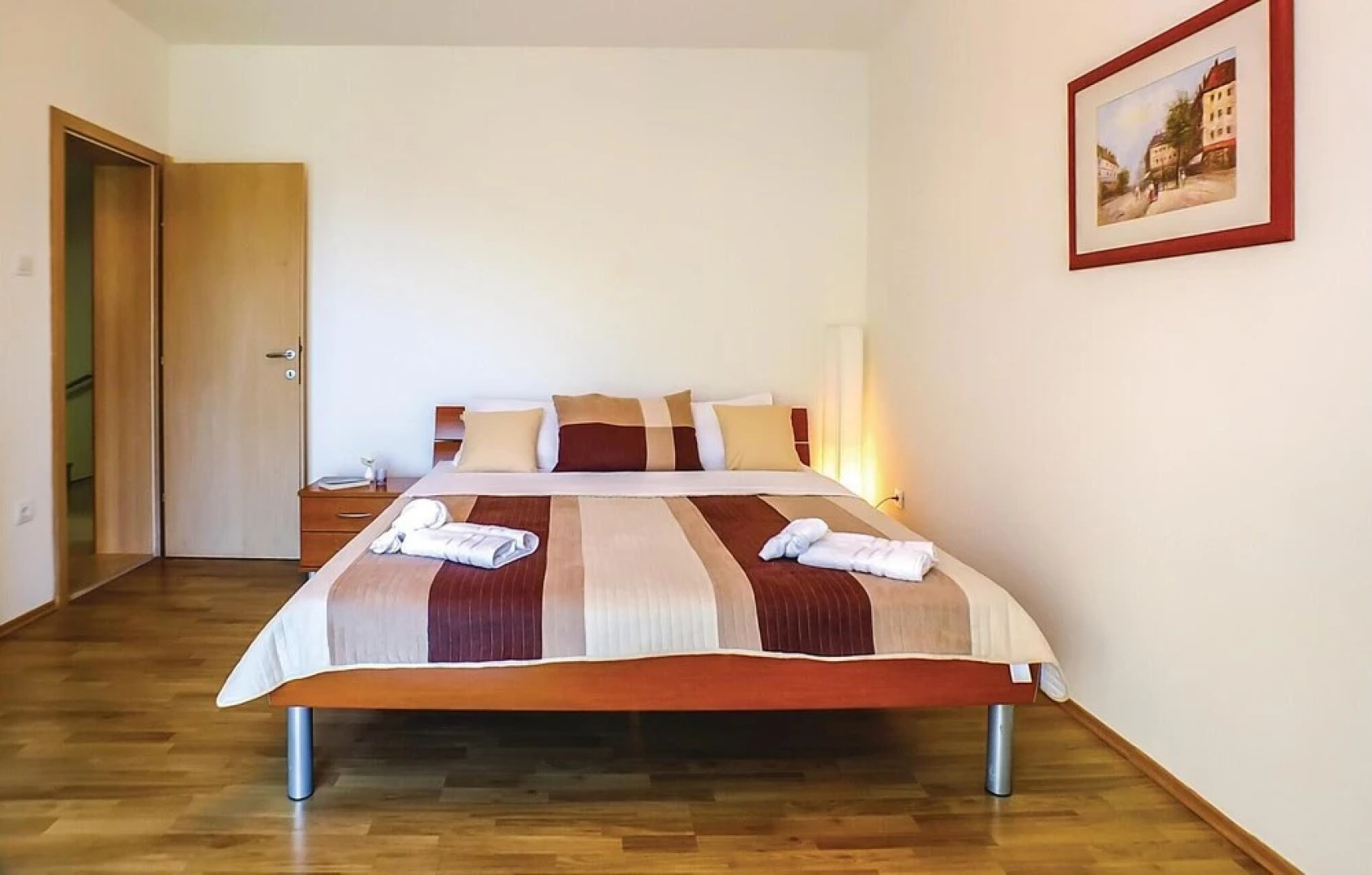 Stunning Home in Bast With 4 Bedrooms, Jacuzzi and Wifi