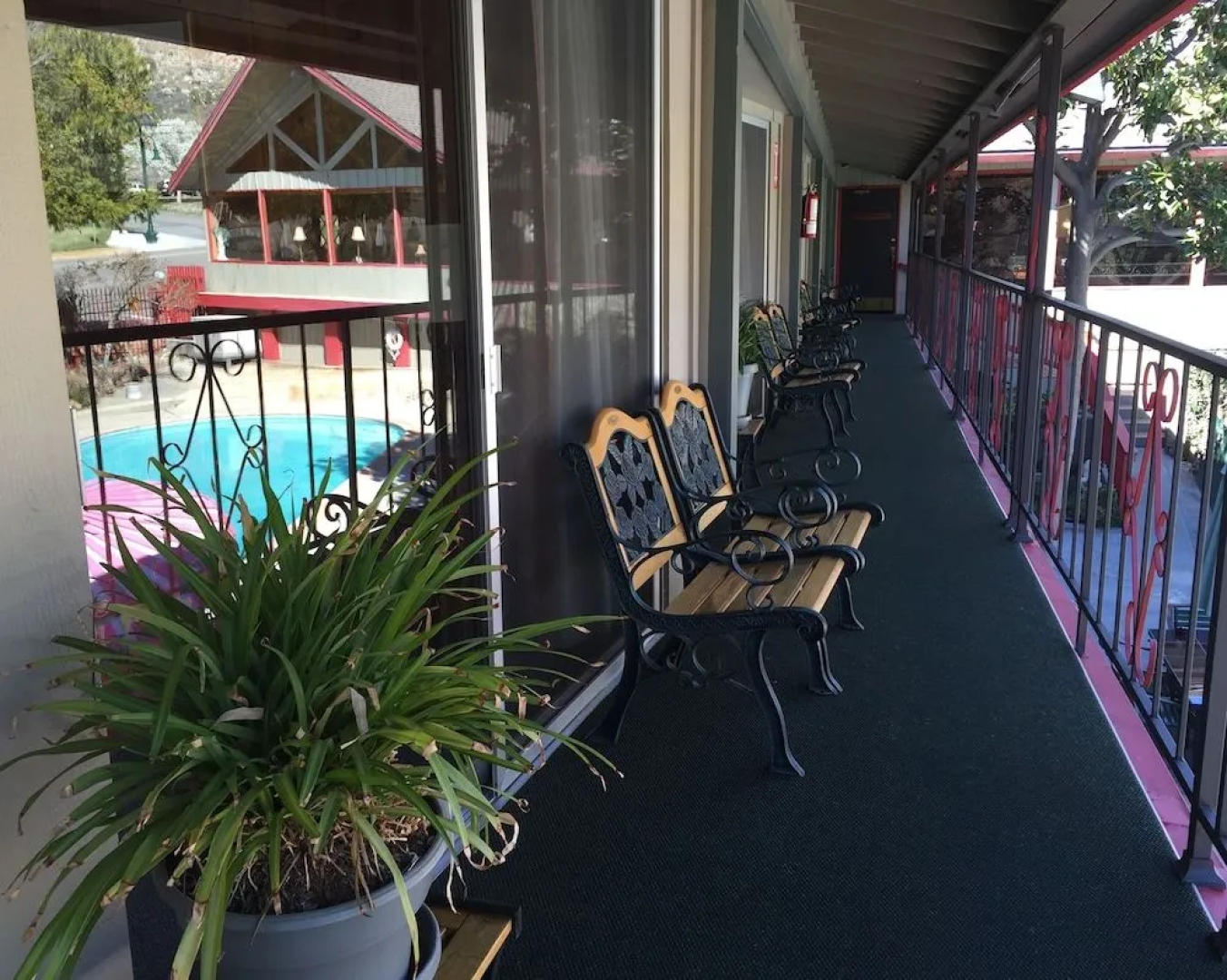 Piazza's Pine Cone Inn
