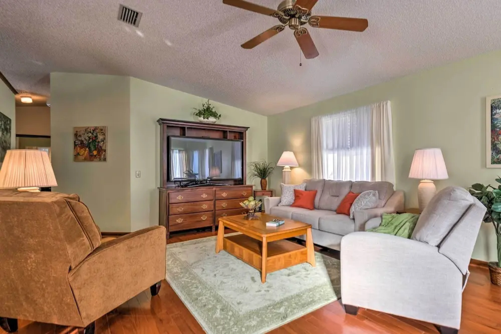 Lovely Lady Lake Home w/ Resort Amenities & Lanai!