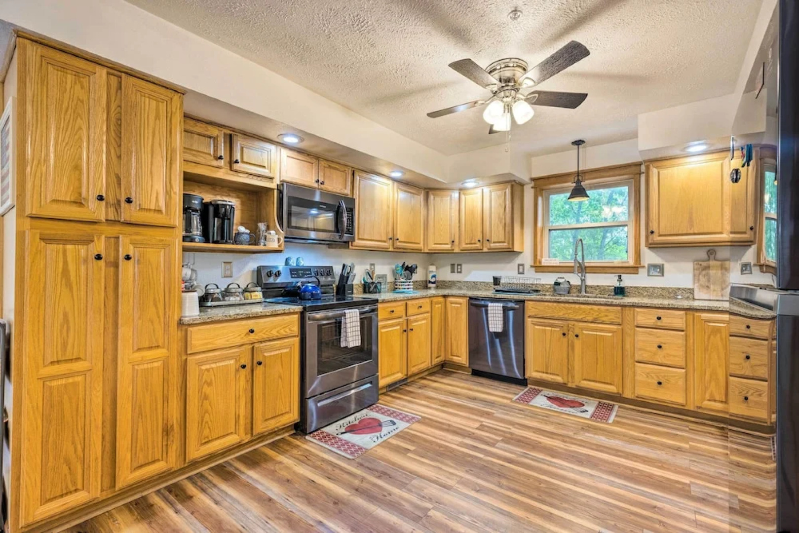 'hilltop Hideaway' Branson Home w/ Trampoline!