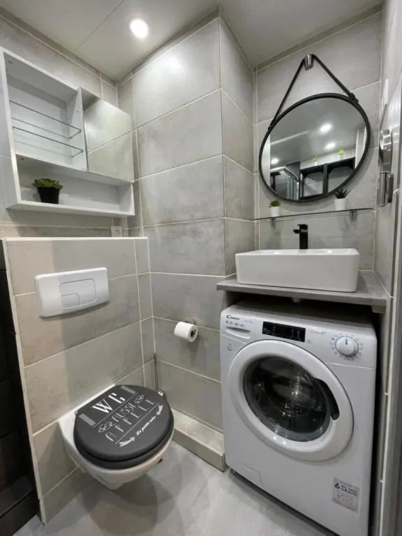 Studio vue port, belle terrasse, piscine