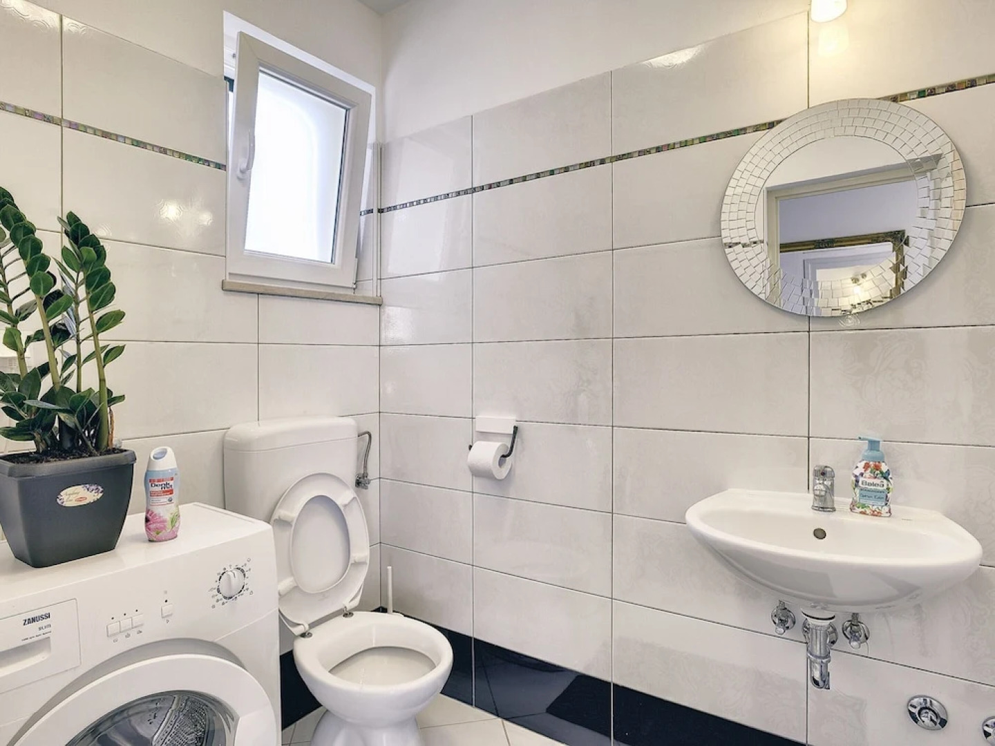 Superb Modern Villa With Pool, Large Fenced Yard Near the Beach