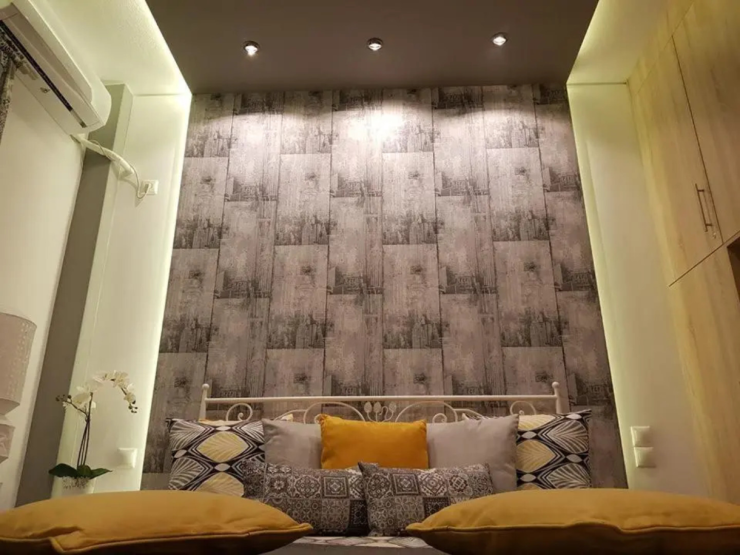 'Golden Aurora' Apartment With Elegant Style