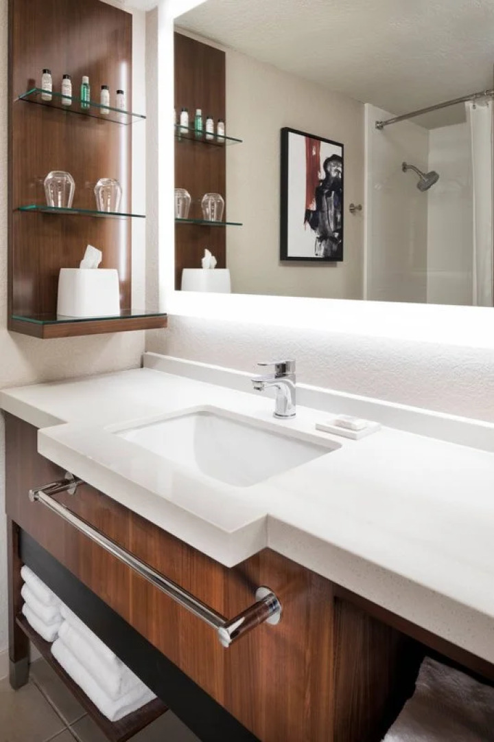 Delta Hotels by Marriott Minneapolis Northeast