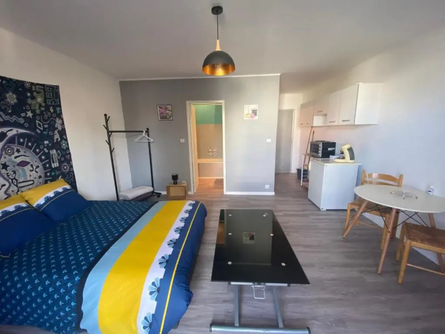 Grand studio avec balcon proche du centre ville