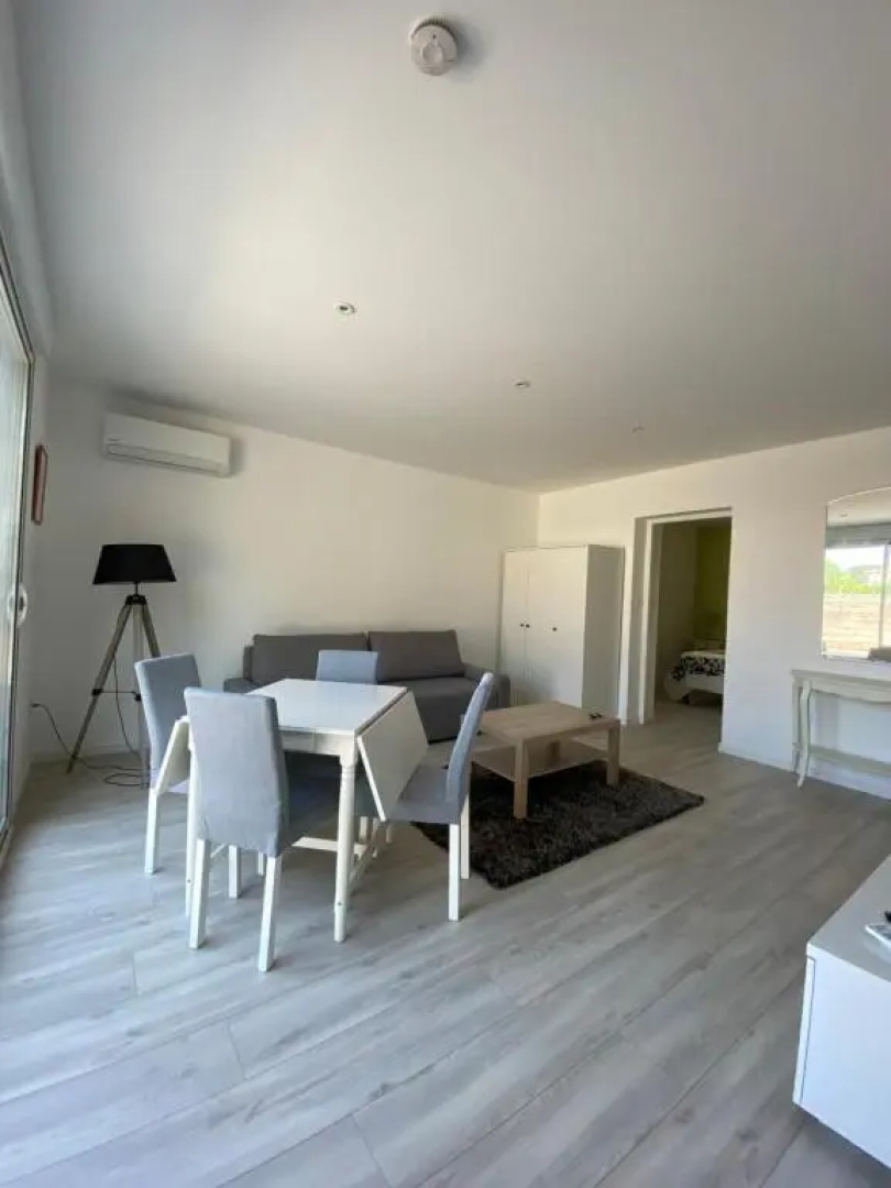 T2 en rez de villa avec jardin à 800m de la plage, à la semaine