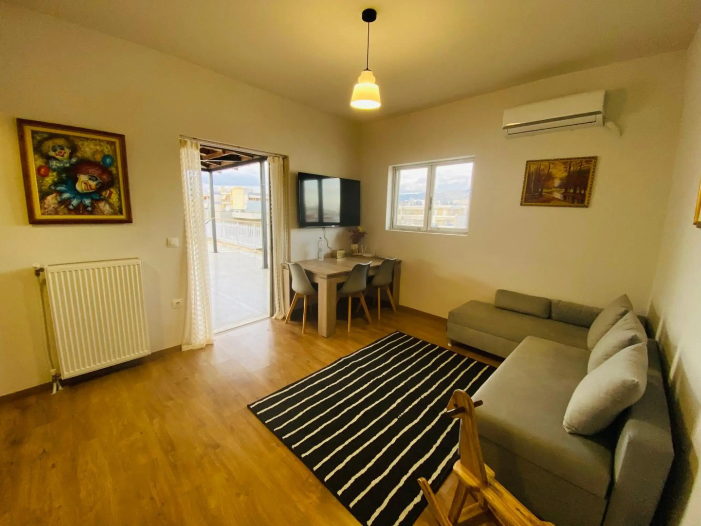 地铁站旁,免费停车位,距机场15分钟车程,独享80平米露台和美景,星空帐篷,舒适淋浴,宽敞3间房3张双人床公寓