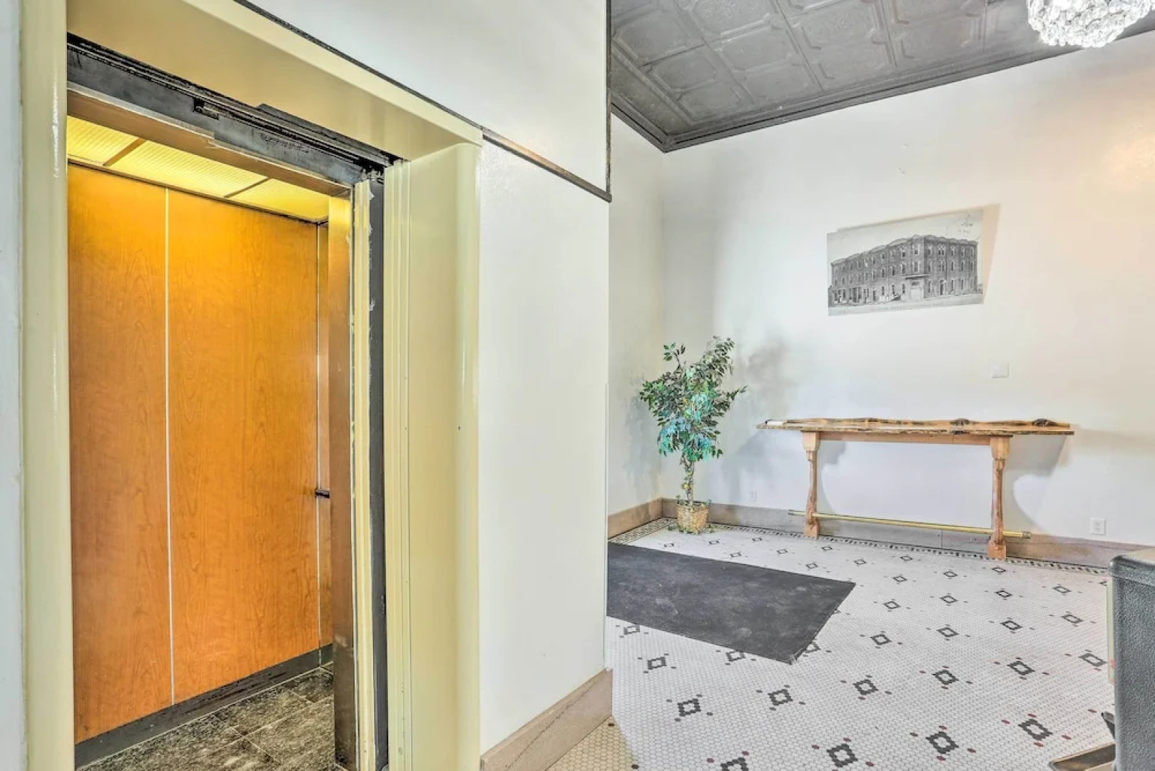 Peaceful Chadron Apartment in Historic Hotel!