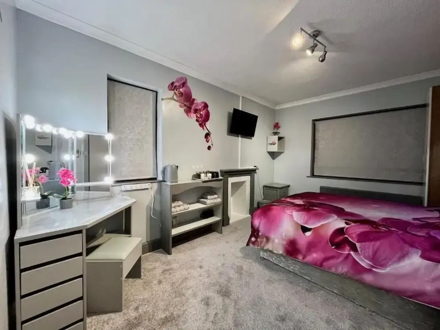 WILLOW RIDGE - a large country house with 3 rental rooms