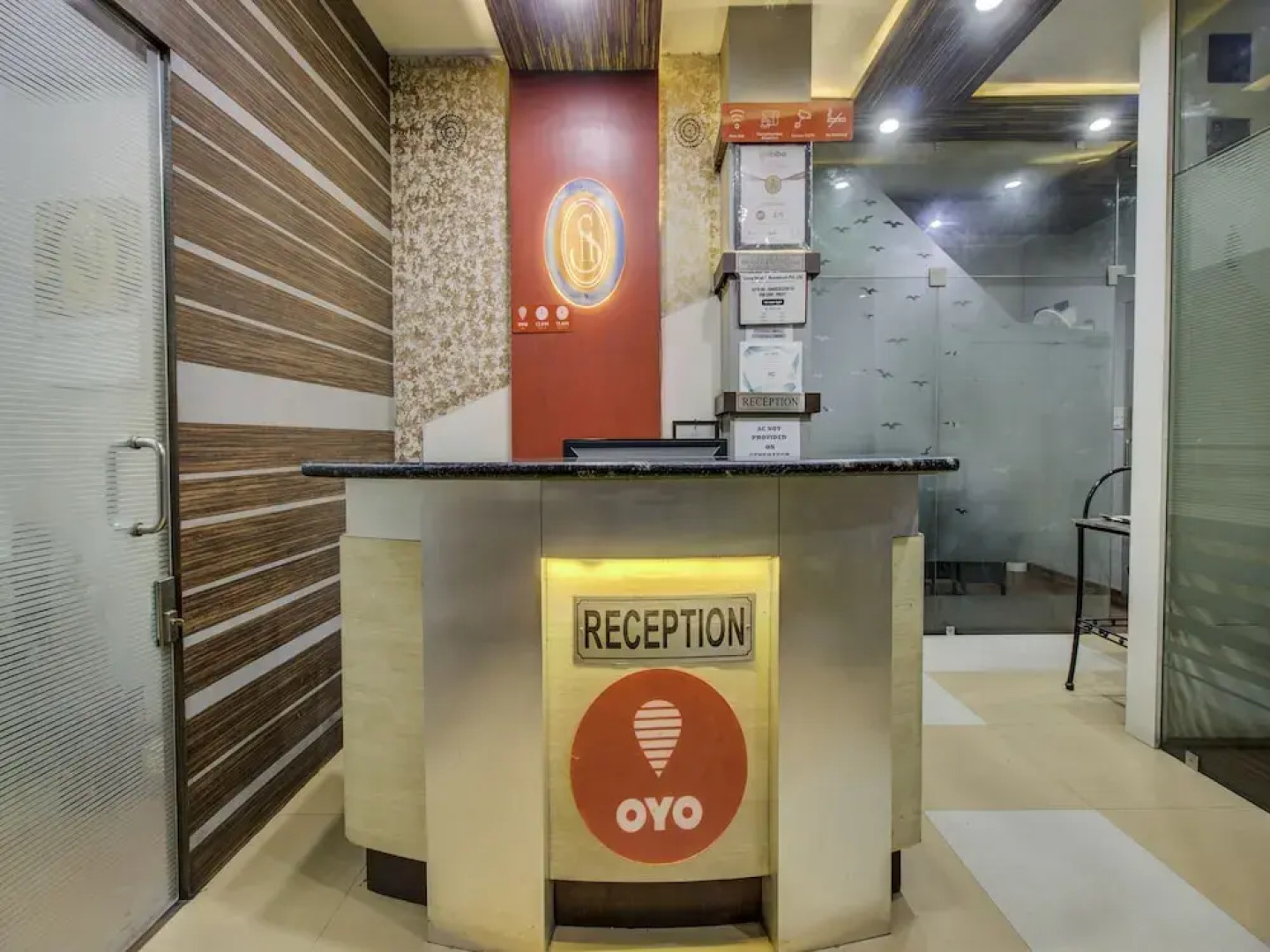 OYO 22530 Savoy Hotel