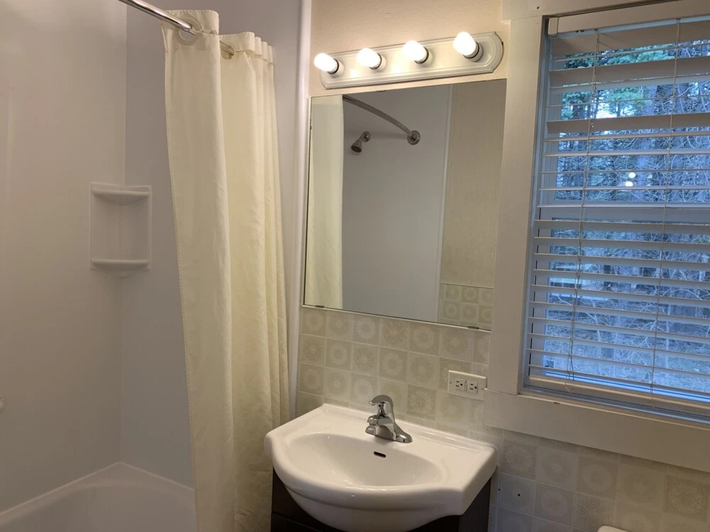 The Lionstone Inn Motel and Cottages