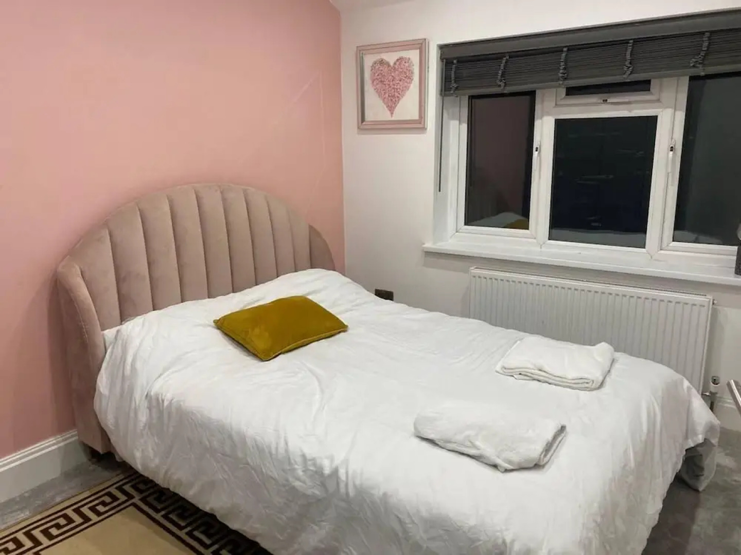 Lovely 3-bed House in Potters Bar Jacuzzi & 75inch