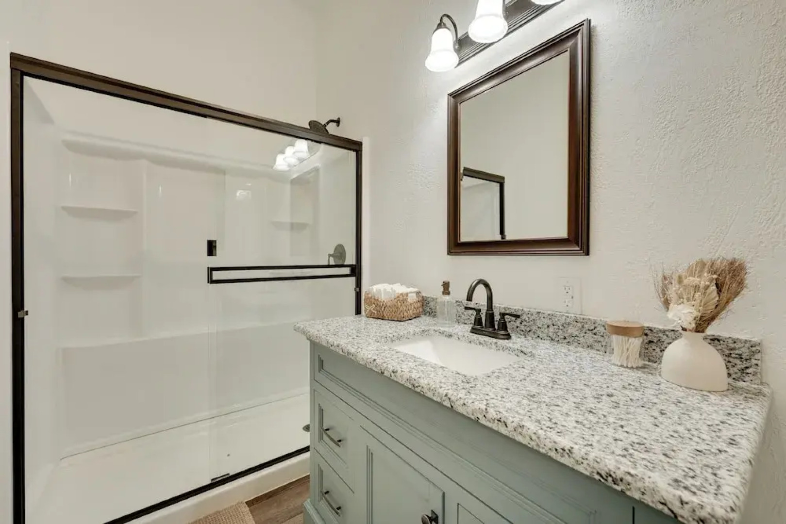 3 Mi to Table Rock Lake: Cozy Cabin in the Woods!