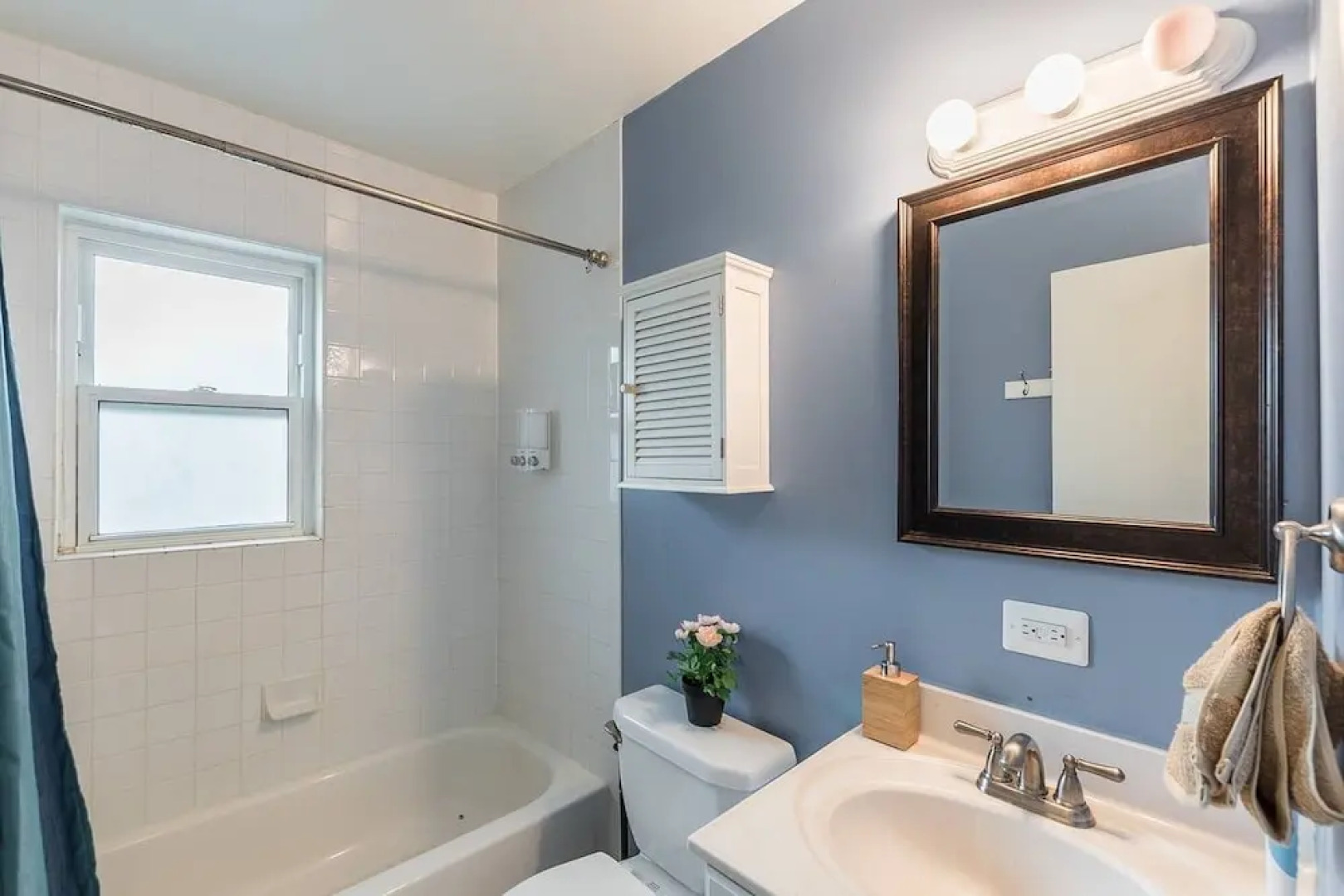 Gorgeous House with Pool Table 1 block to metro