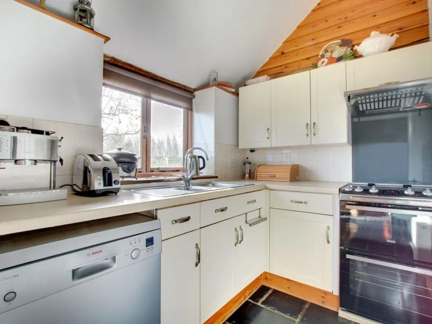 Superb Holiday Home in Broad Street Kent With Graden