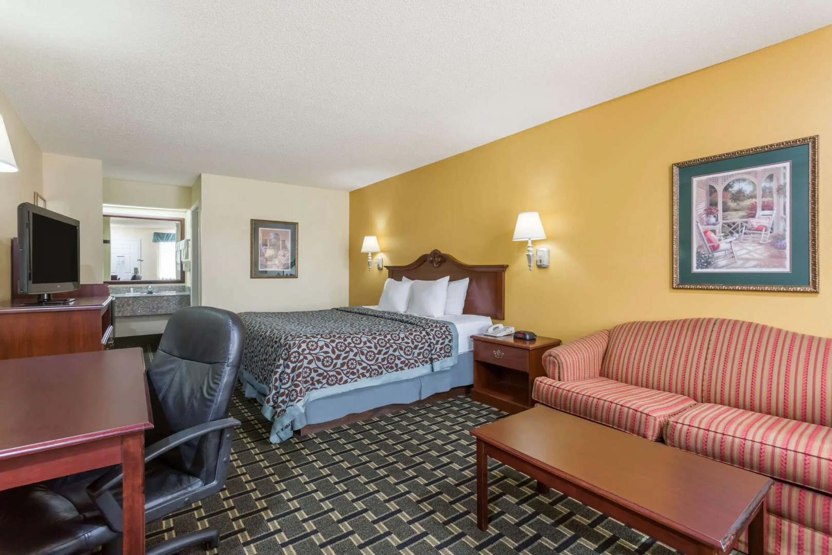 Days Inn & Suites by Wyndham Warner Robins Near Robins AFB