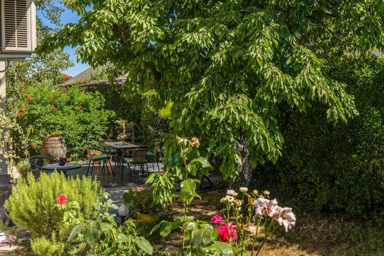 Cozy Home With Private Garden