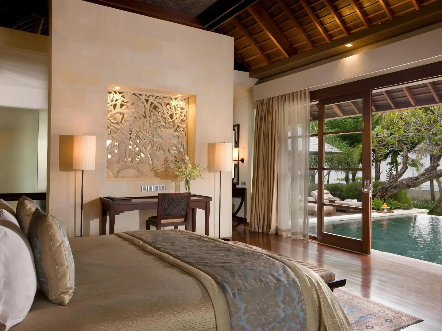 Отель The Royal Santrian