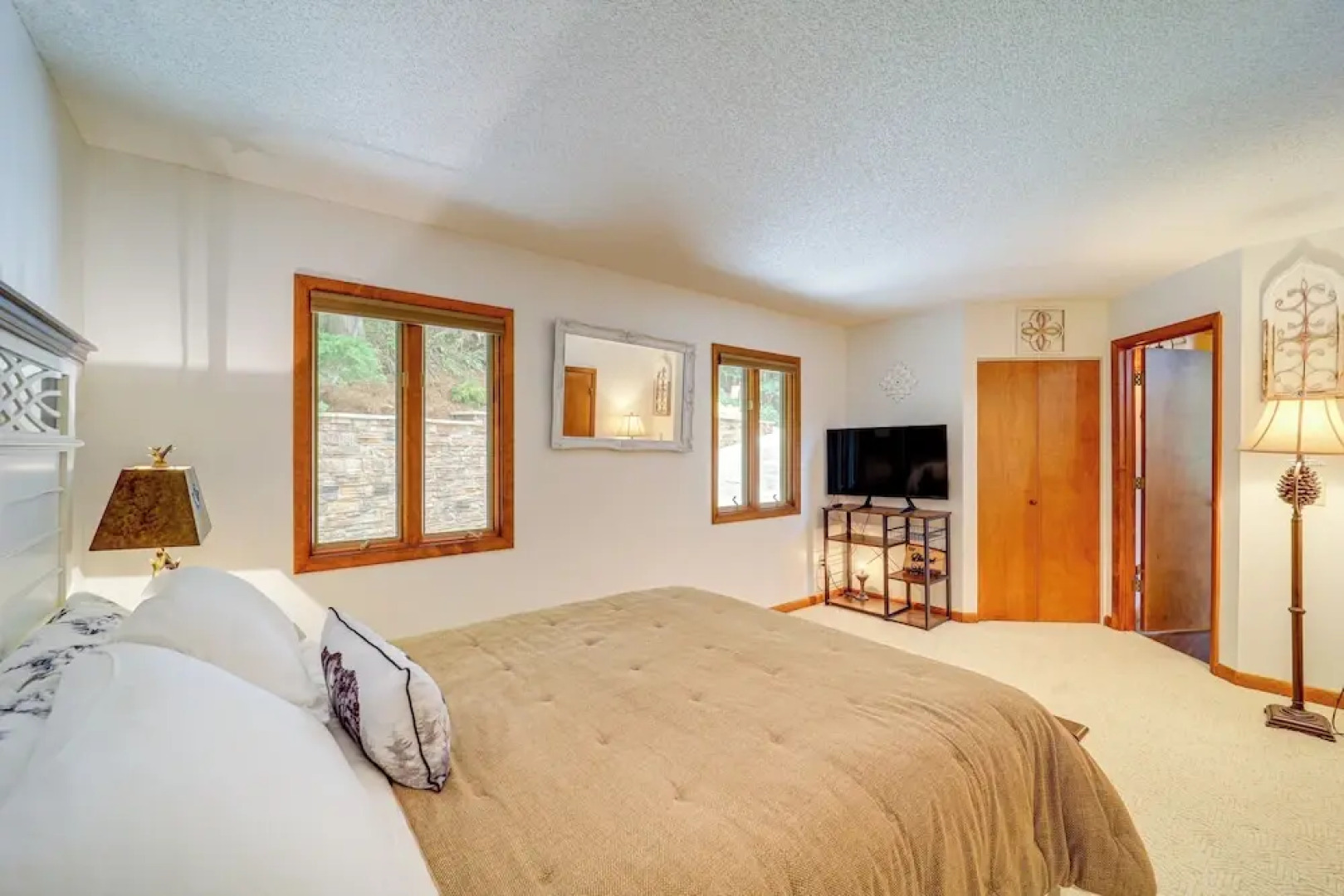 1 Mi to Otter Falls: Mtn-view Gem w/ Deck