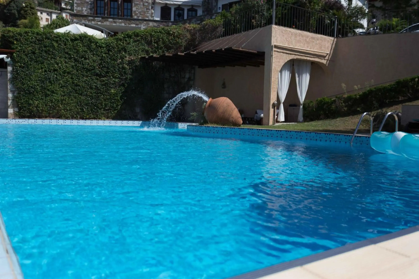 Tranquil Infinity Pool Getaway (private jacuzzi and steam bath, pool, garden, sea and city views)