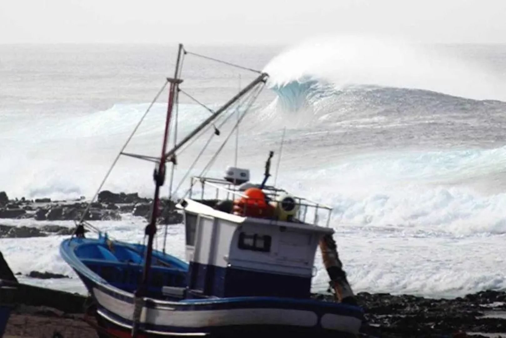 CASA ANCLADA en LA SANTA- 4 Apartamentos frente al mar- 1ª linea solarium barbacoa