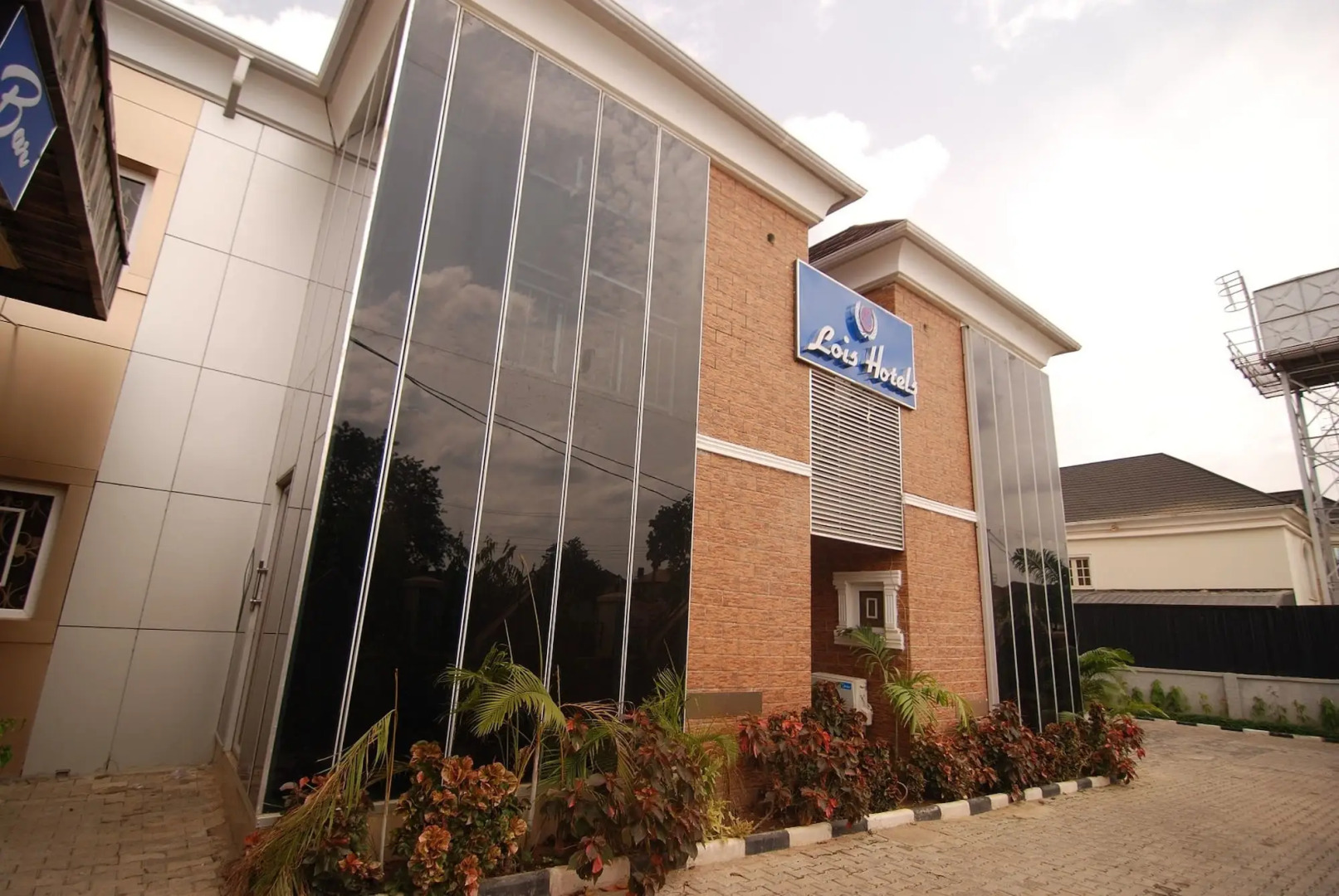 Lois Hotel