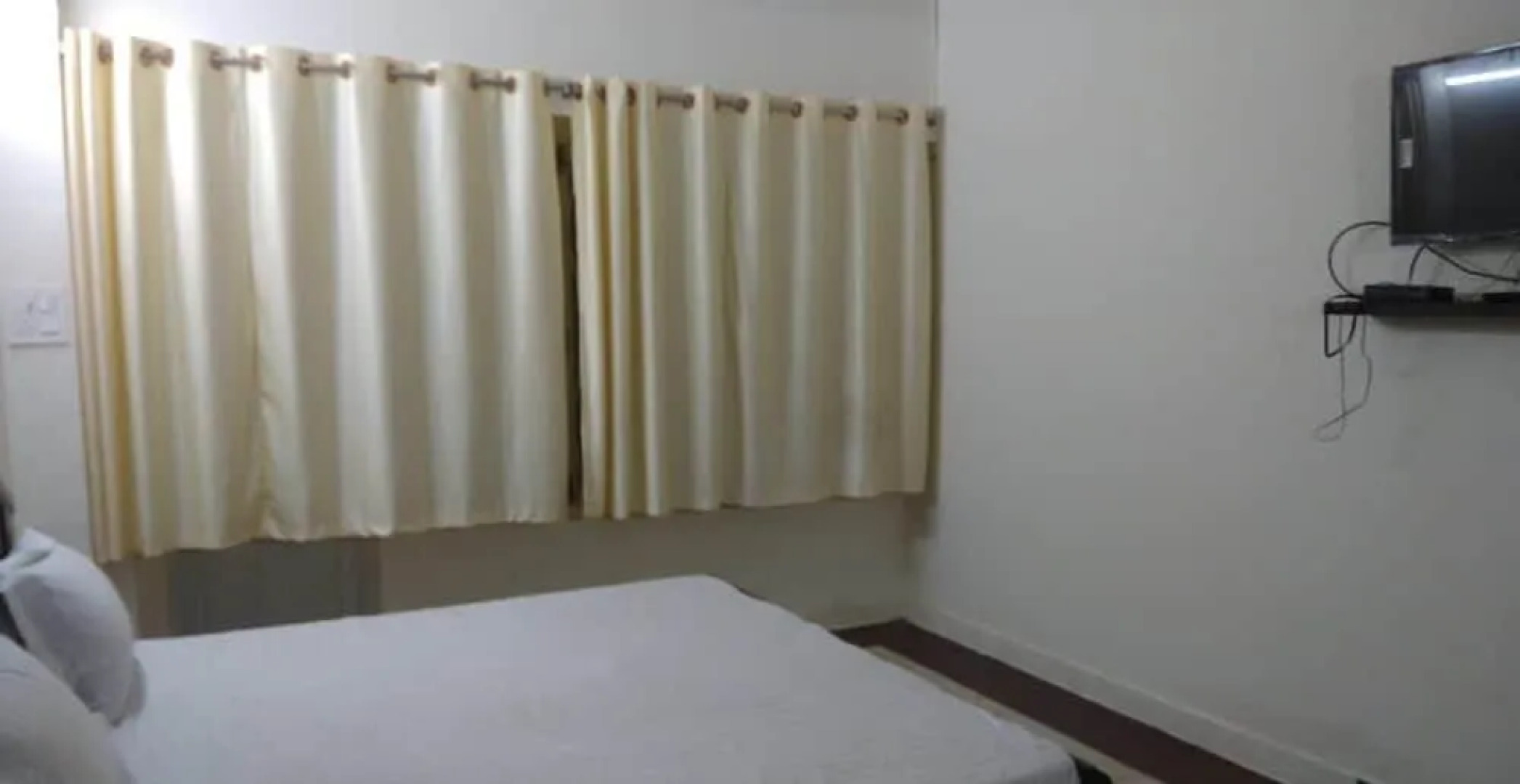 iROOMZ Subhadra Comforts