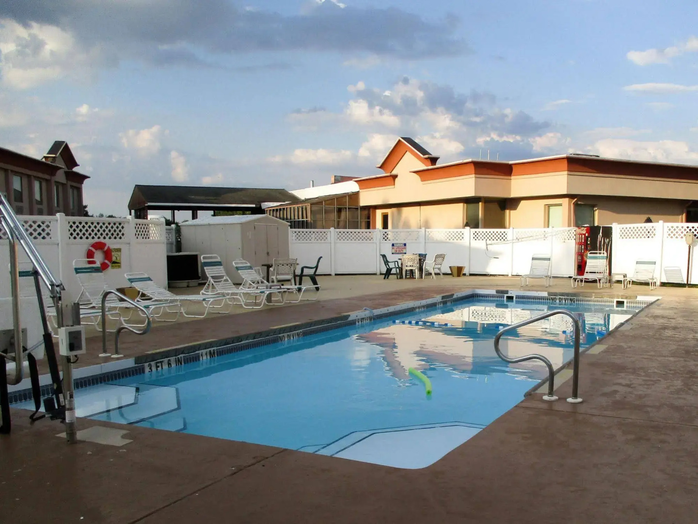 Econo Lodge Inn & Suites Chambersburg Central