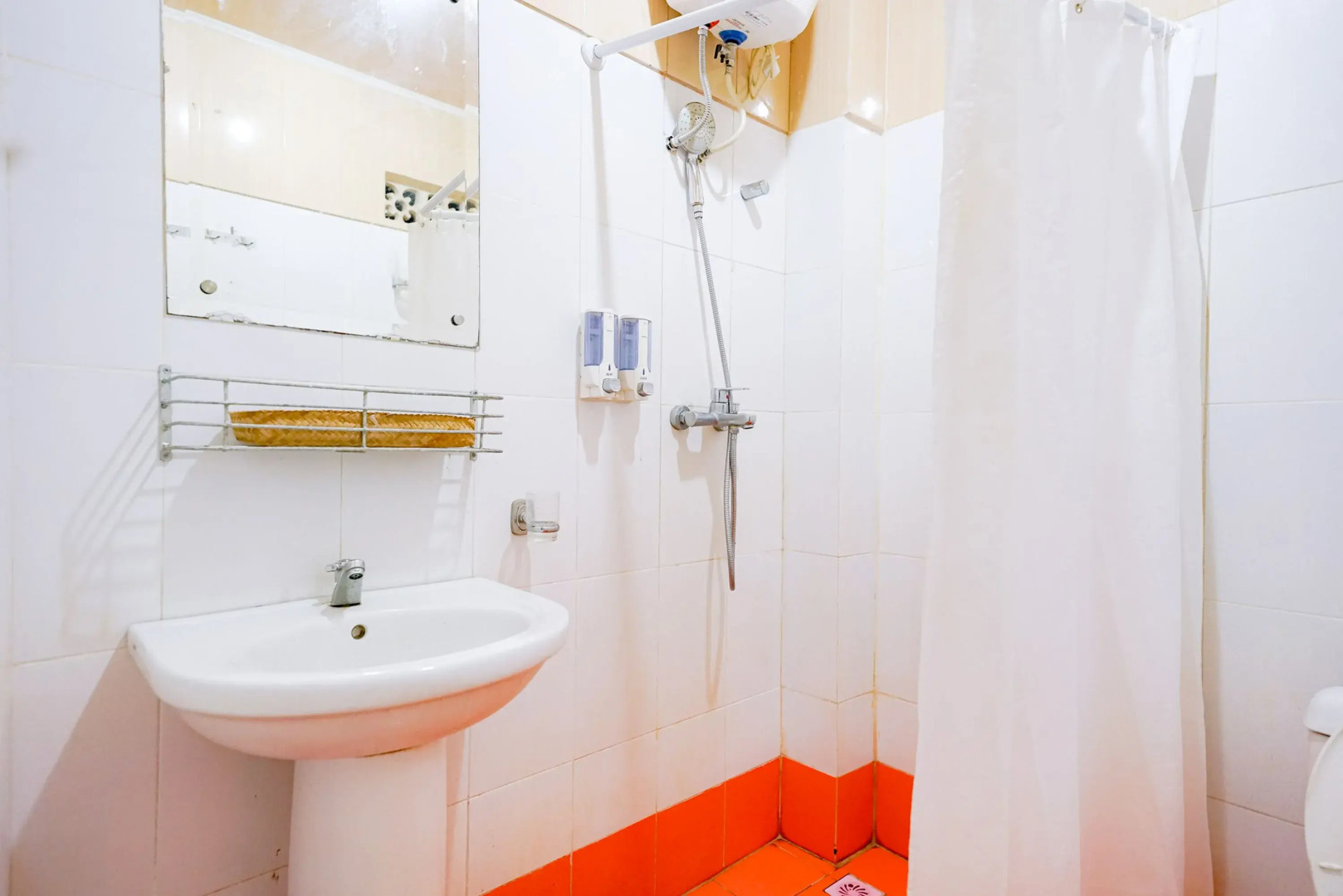 RedDoorz Plus @ Jalan FL Lumban Tobing Sibolga