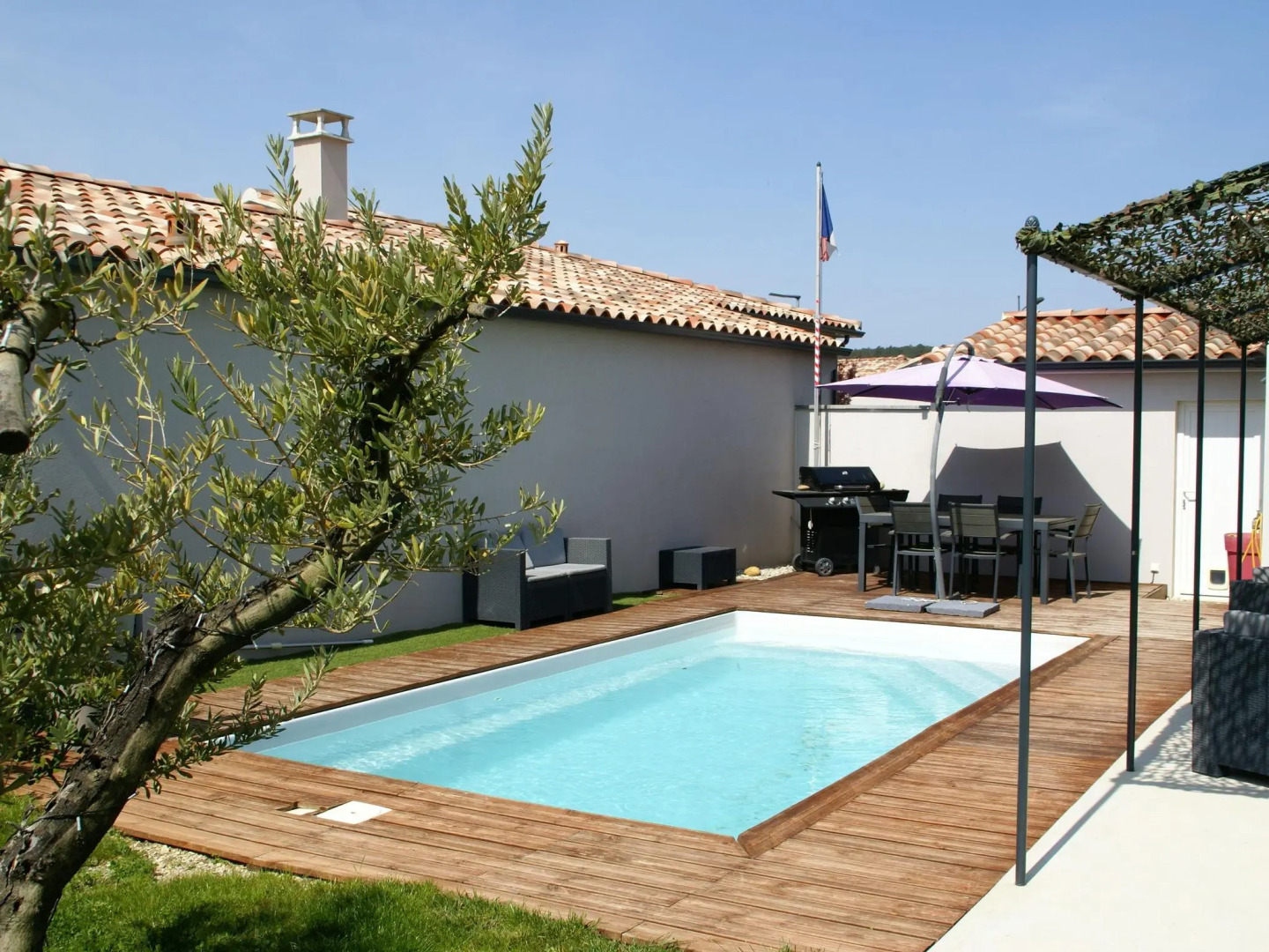 Modern holiday home with private swimming pool, air conditioning and enclosed garden