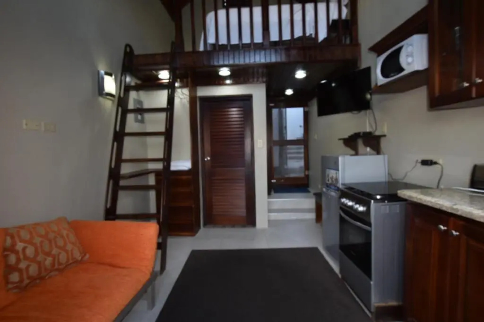 Shipwatcher Studio W/Mezzanine