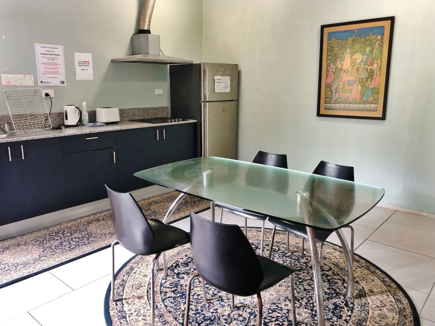 Dolphins Beach House - Hostel