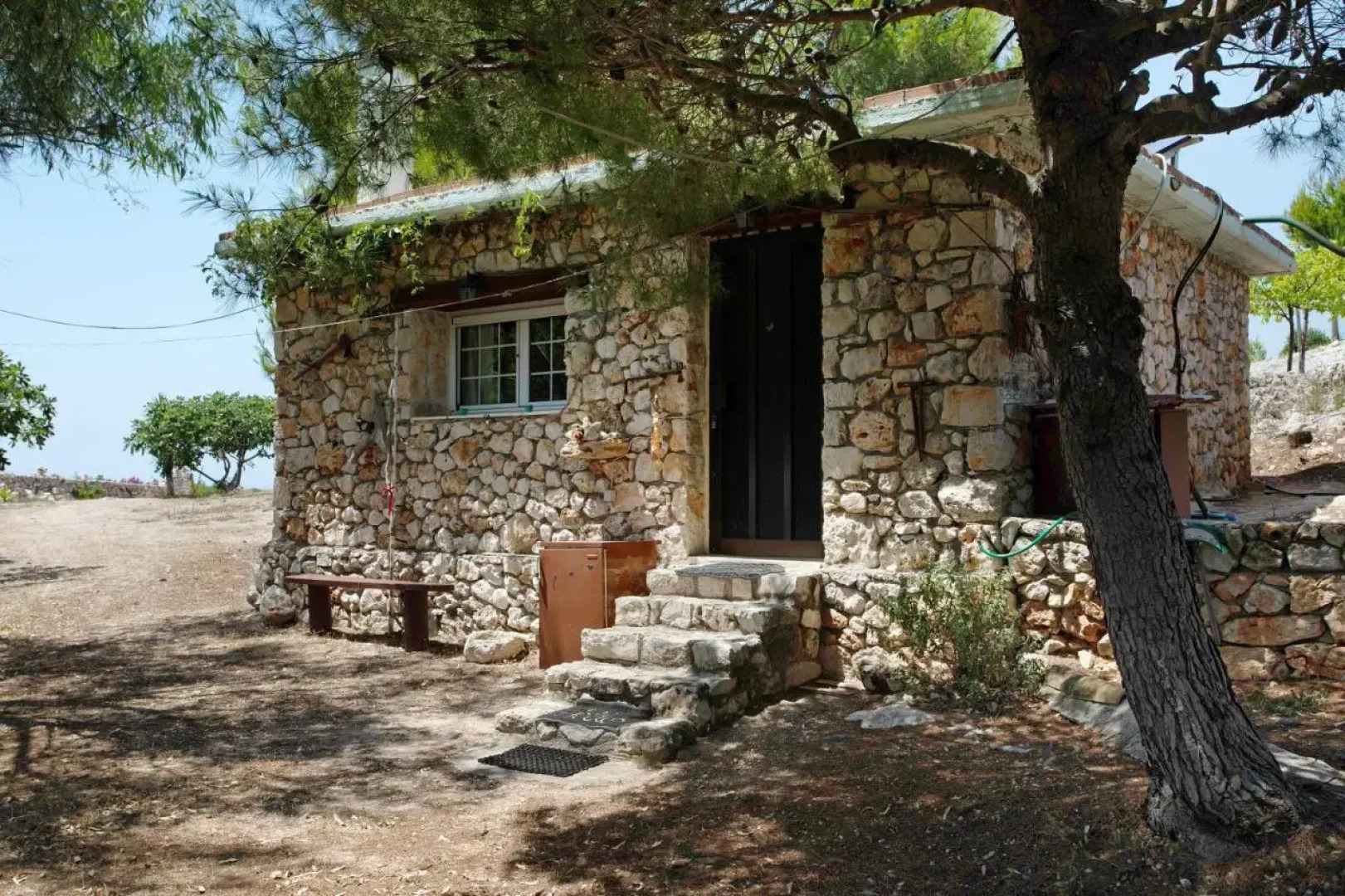 Lithahiro stone house