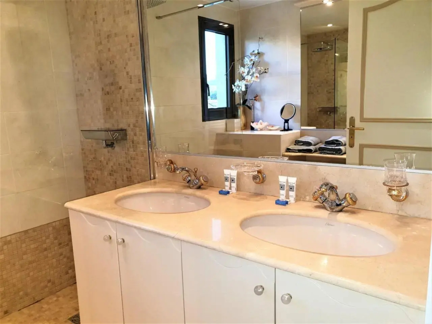 Somptueux deux pieces, entre mer & piscine !