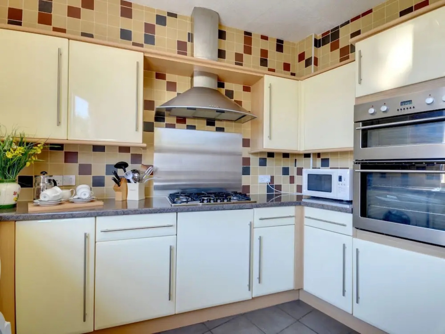 Spacious 2-Story Apartment in a Central Location near Sea