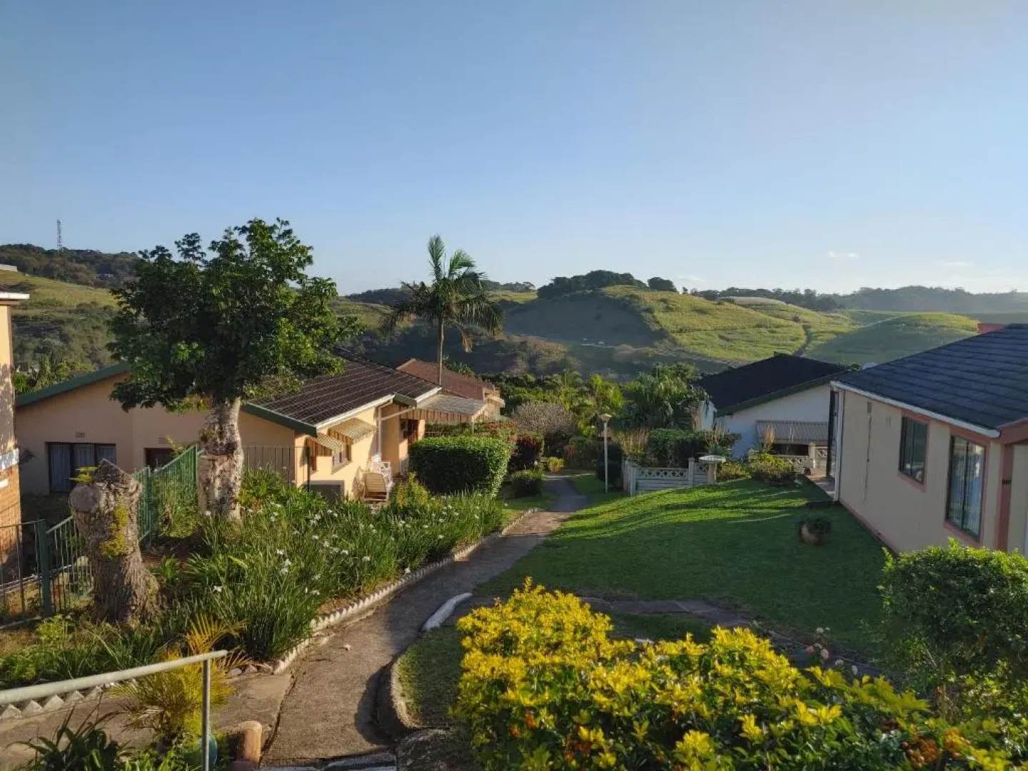 Cheerful 2 bedroom cottage with a communal pool