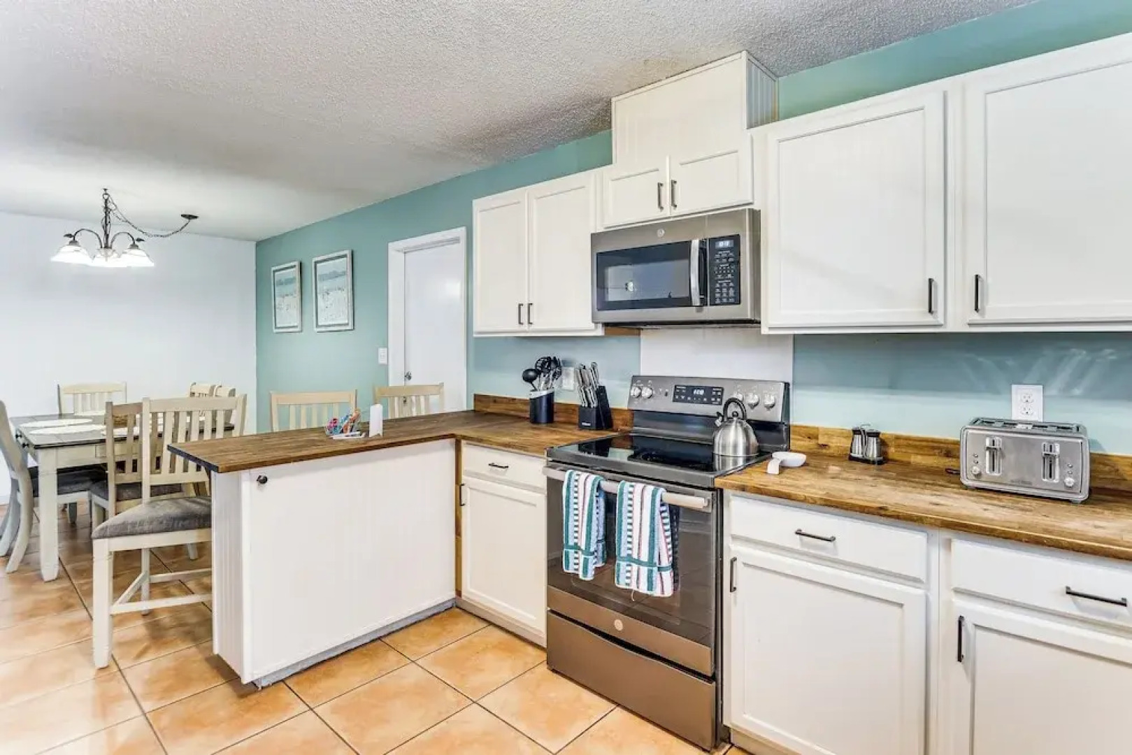 Poolside Oasis: 7 Mi to Pensacola Beach Boardwalk!