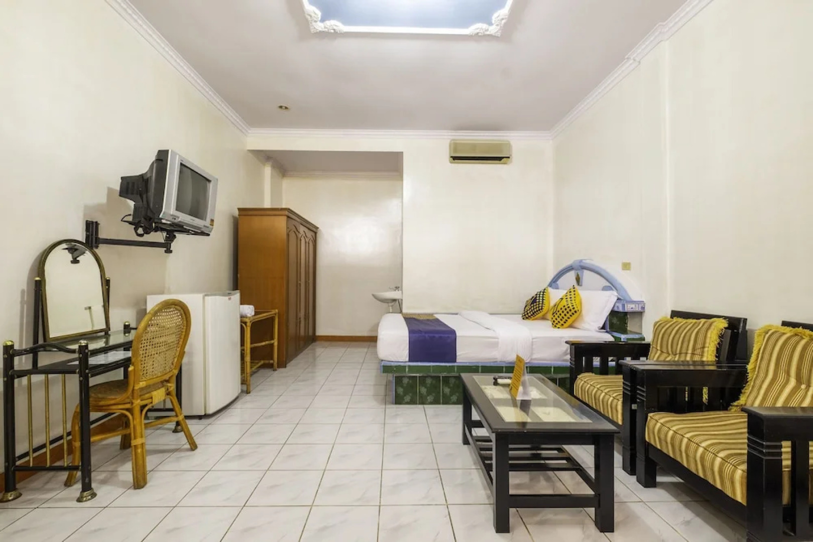 SPOT ON 1896 Hotel Mahkota Pantai