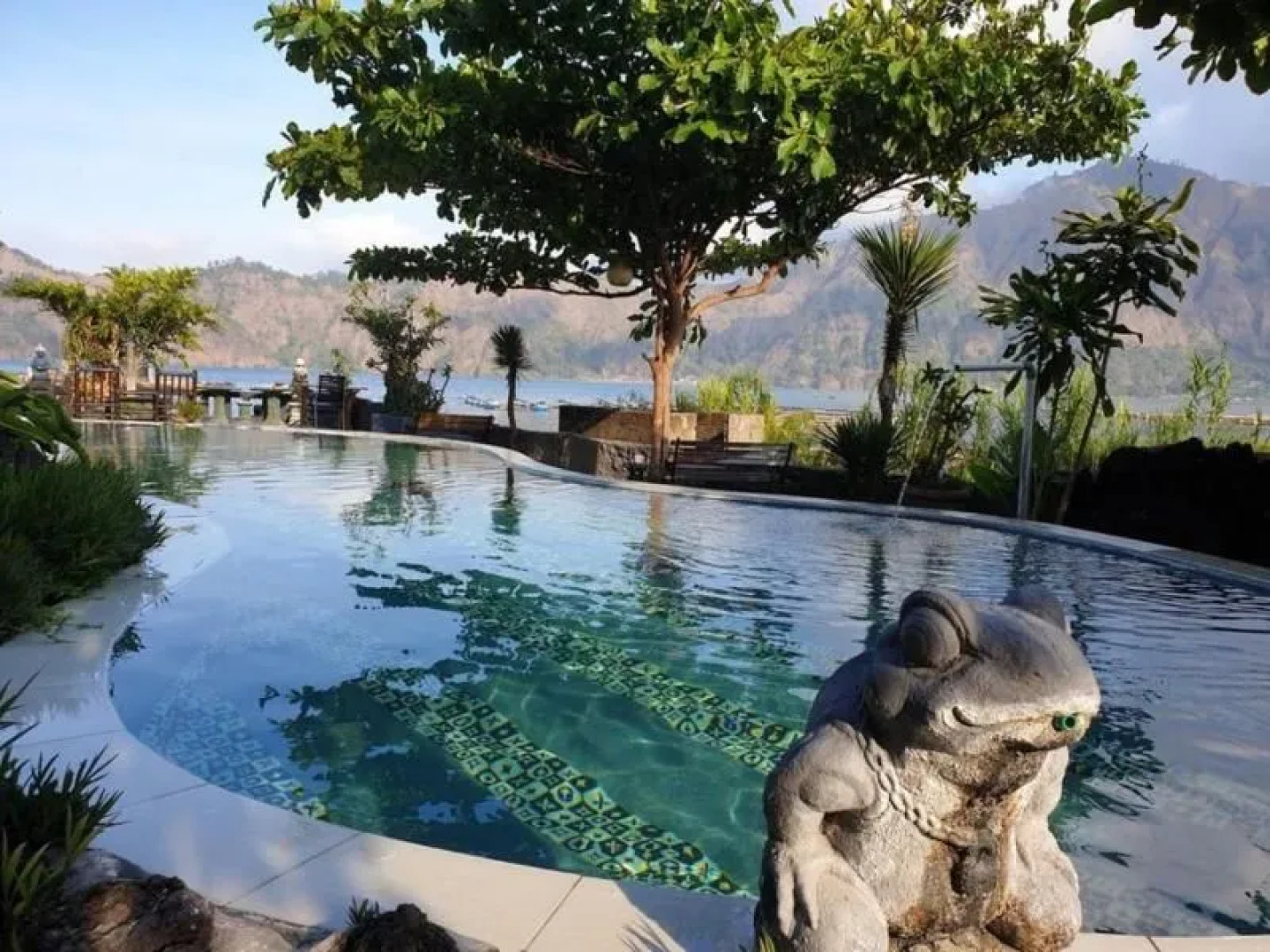 Penginapan Lakeside Cottages by ZUZU