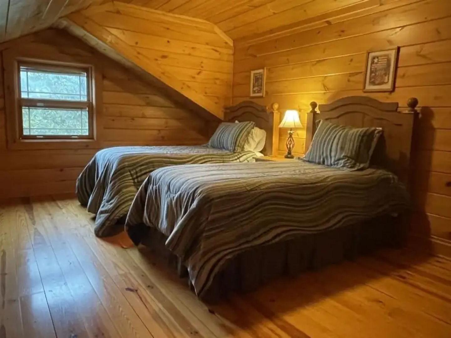 Deluxe log cabin! Pet and motorcycle friendly - enjoy nature with family and friends! 3 Bedroom Cabin by RedAwning