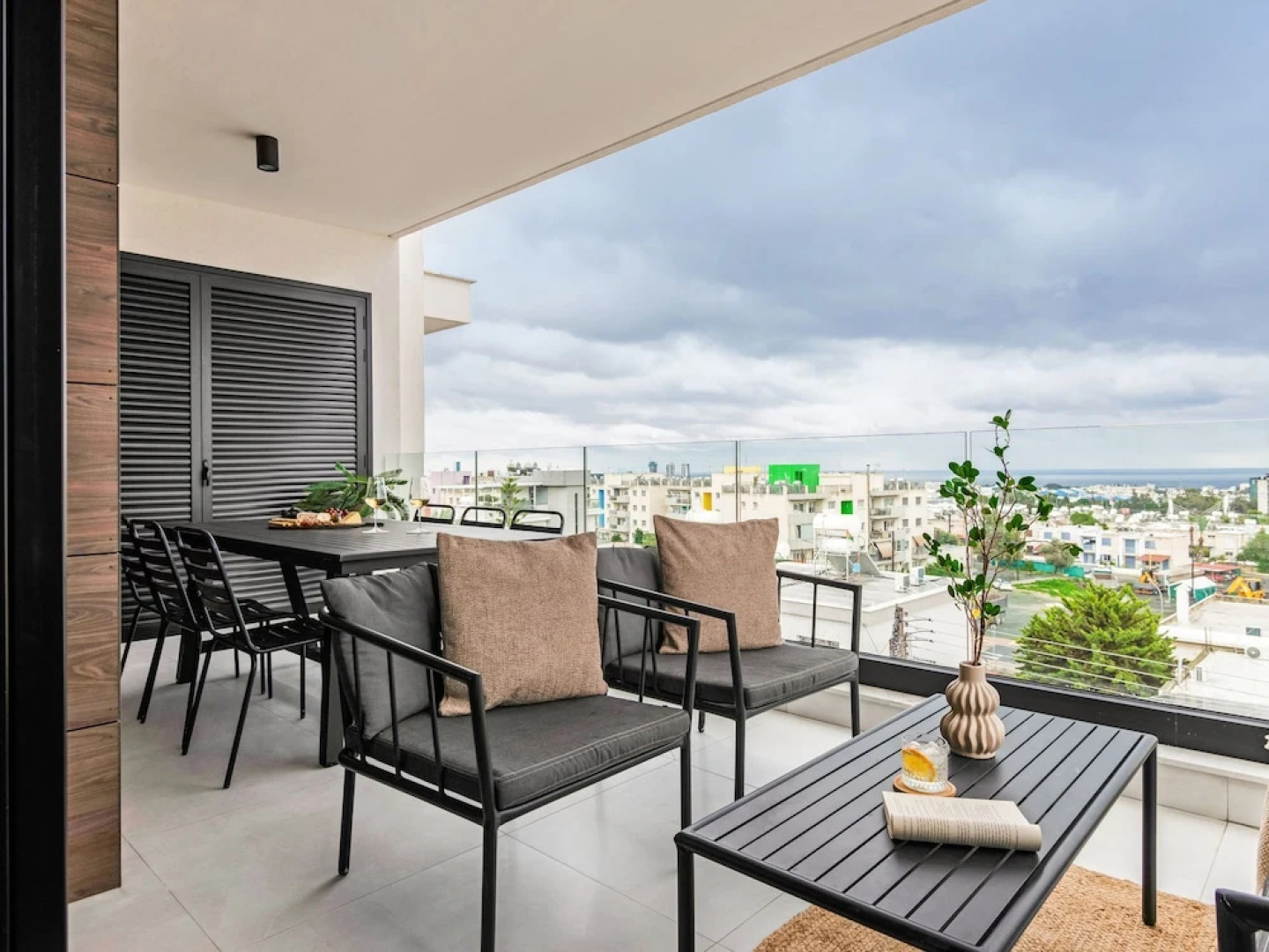 Sanders Only - Delightful 2-bdr Apt With Balcony