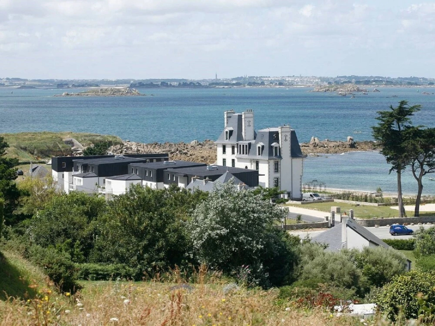 Cozy Apartment at the Beach, Along a Stunning Rocky Shore