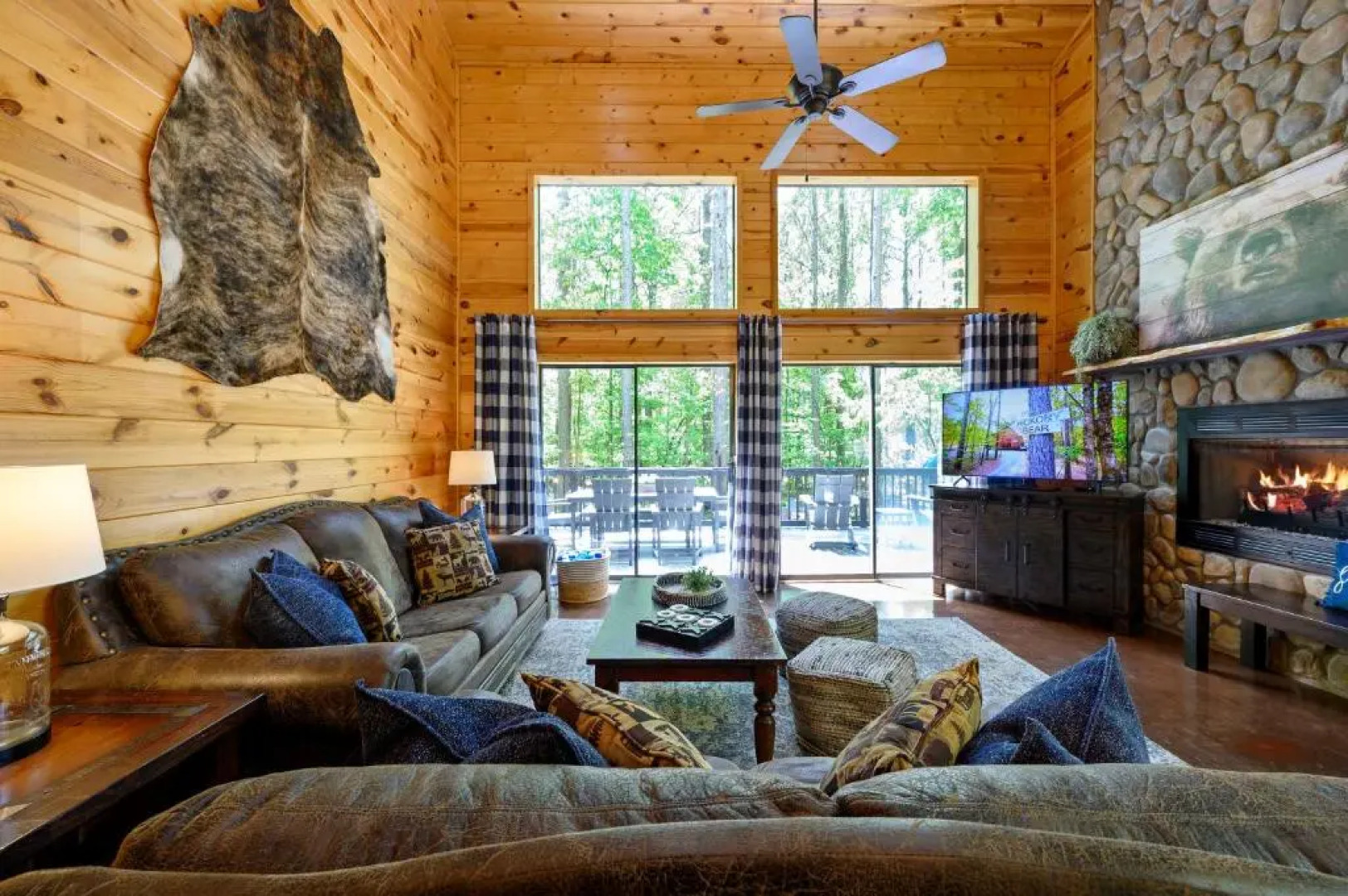 Hickory Bear - Secluded Cabin, Sleeps 10, New Hot Tub, Fire Pit, Arcade, Foosball Table & Deck Slide