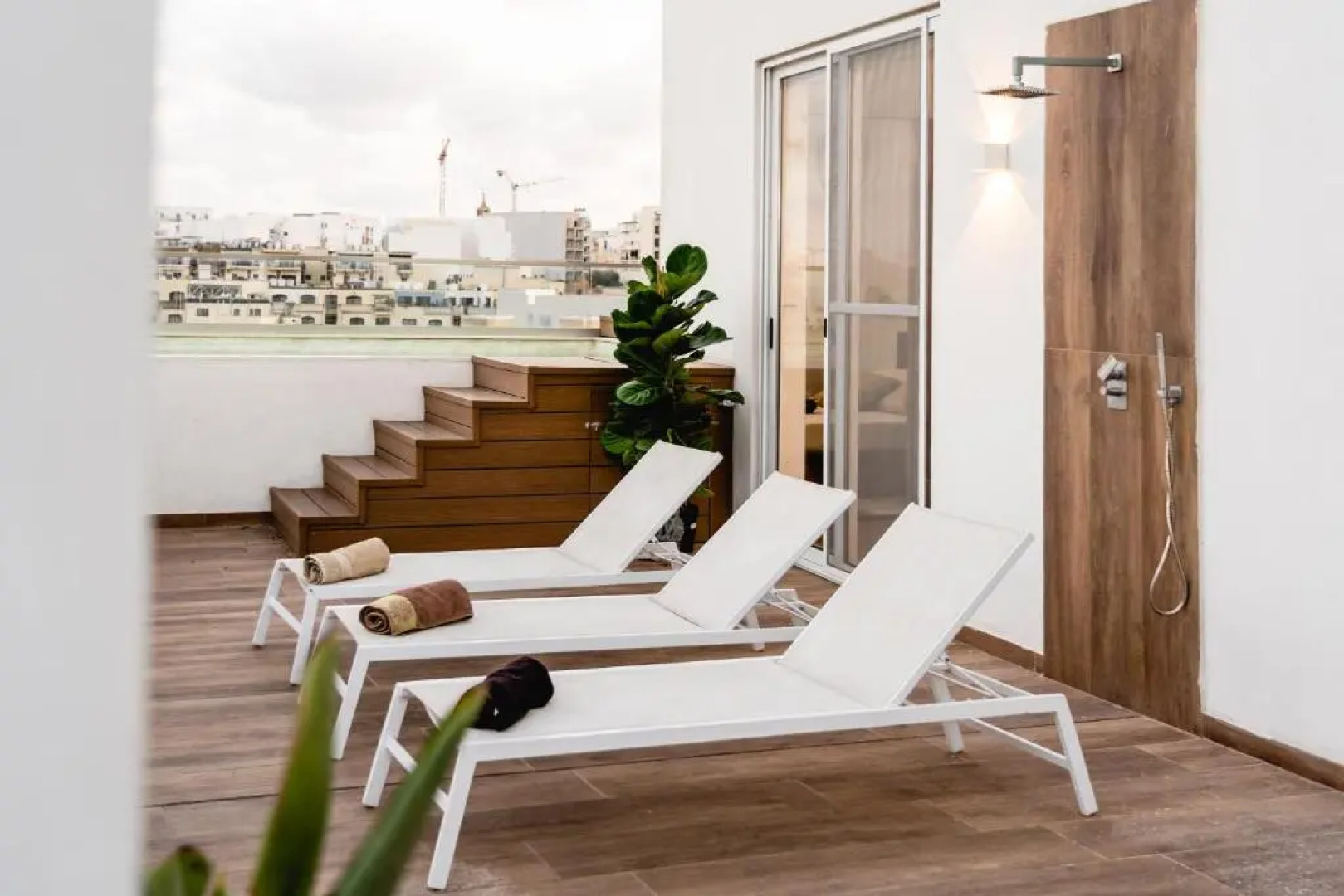 Luxurious Penthouse with Private POOL, WIFI & AC by 360 Estates