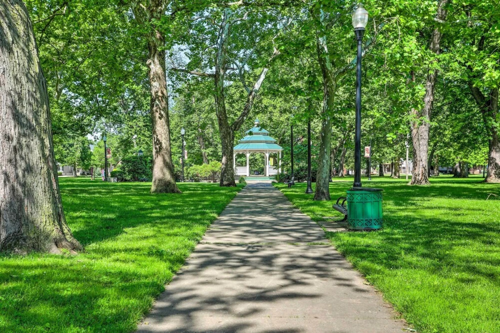 < 3 Mi to Dtwn: Cleveland Apt w/ Deck & Wet Bar