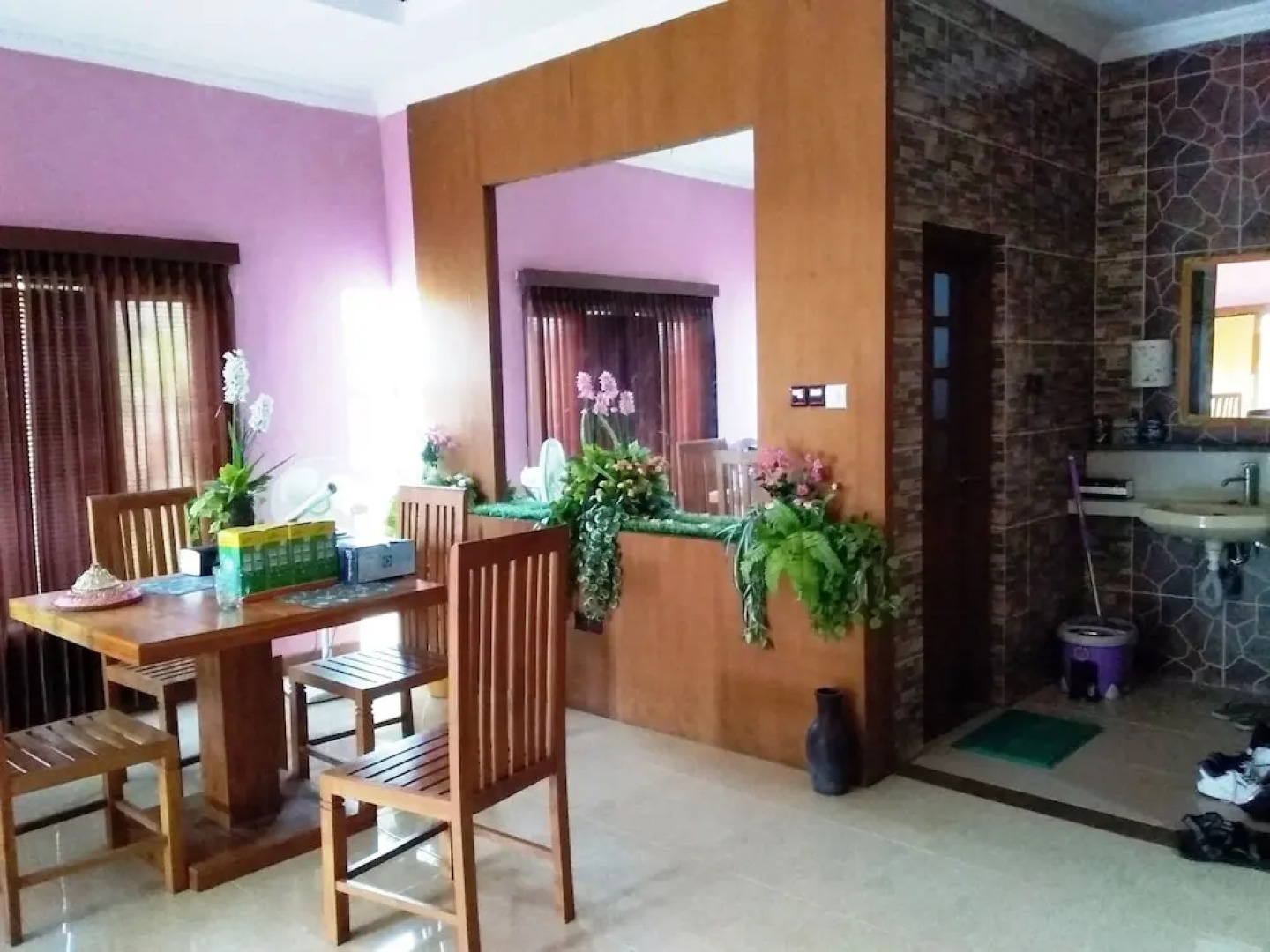 A Very Nice Cozy Family Home With 2 Floors, Fully Furnished.